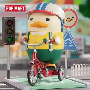 Pucky Pop Mart Planet Explorer - Planeet ontdekker / Eind op Driewieler Duckeroo Tricyle - Verzamelaars - Aandoenlijk beeld - Schattig figuur - Decoratief beeldje - 16.5cm