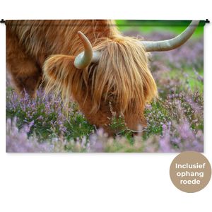 Wandkleed Schotse Hooglanders  - Grazende Schotse hooglander tussen paarse bloemen Wandkleed katoen 180x120 cm - Wandtapijt met foto XXL / Groot formaat!
