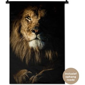 Wandkleed Dieren - Close-up van een leeuw op een zwarte achtergrond Wandkleed katoen 60x90 cm - Wandtapijt met foto
