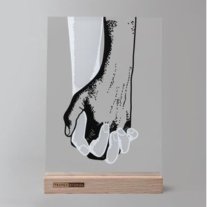 Framed Storiess-sIllustratie handen gevouwen op plexiglas - in eiken hout standaard - woon accessoires minimalistisch