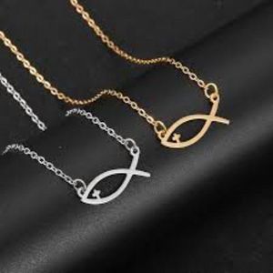 Ketting met hanger visje en kruisje zilverkleur.