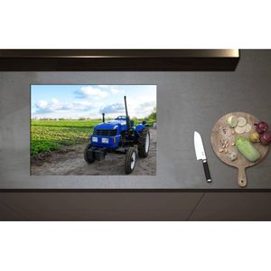 Inductieplaat Beschermer - Blauwe Traktor geparkeerd langs Weiland vol Gewassen onder Schapen Bewolking - 70x51 cm - 2 mm Dik - Inductie Beschermer - Bescherming Inductiekookplaat - Kookplaat Beschermer van Wit Vinyl