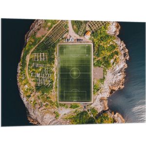 Vlag - Bovenaanzicht van het Henningsvaer Voetbal Stadion in Noorwegen - 100x75 cm Foto op Polyester Vlag