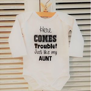 Baby Rompertje met tekst  bekendmaking zwangerschap aanstaande baby jongen meisje unisex  Here comes trouble Just like my Aunt  | Lange mouw | wit | maat  74/80