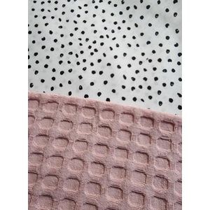 Deken voor kinderwagen of mozes mandje - zwart witte dotsmotief katoen - licht roze wafelstof - 60 x 80 cm