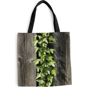 MuchoWow® Schoudertas - Strandtas - Big Shopper - Boodschappentas - Een lichtgroene Hedera op een houten schutting - 45x45 cm - Katoenen tas