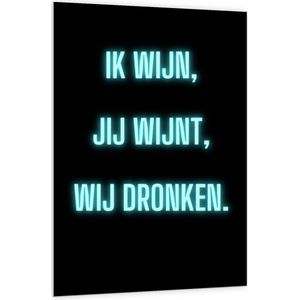Forex - Tekst: ''Ik Wijn, Jij Wijnt, WIj dronken'' Neon Letters Blauw/Zwart - 100x150cm Foto op Forex