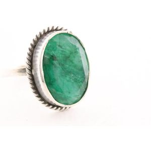 Bewerkte zilveren ring met smaragd - maat 16.5