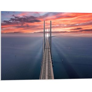 PVC Schuimplaat - Ondergaande Zon bij Grote Autobrug boven het Water - 80x60 cm Foto op PVC Schuimplaat (Met Ophangsysteem)
