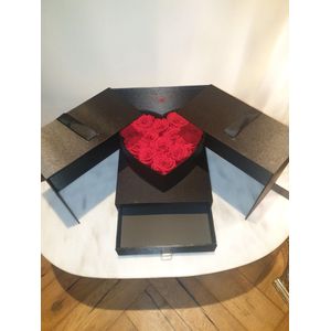 zwarte Flowerbox met Long Life Rozen - Giftbox - Valentijn - Moederdag -