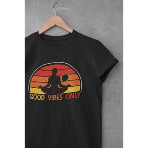 Shirt - Good vibes only yoga - Wurban Wear | Grappig shirt | Leuk cadeau | Unisex tshirt | Yoga | Yoga nidra | Yoga kleding | Yoga shirt | Yogamat | Wit & Zwart