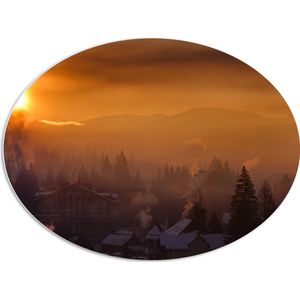 PVC Schuimplaat Ovaal - Huizen - Zonsondergang - Sneeuw - Winter - 96x72 cm Foto op Ovaal (Met Ophangsysteem)