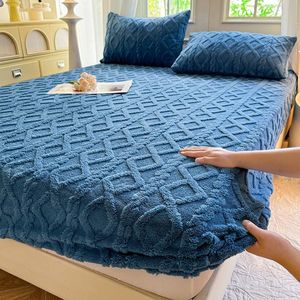 1 stuks 200*220cm zacht hoeslaken, matrasbeschermer volledige hoes antislip bedovertrek met 1 paar 48*74cm kussenslopen, melk fluwelen wasbare matrashoes voor alle seizoenen, zeer elastische antislip ademende matrasbeschermer