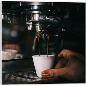 Forex - Espresso Kopje onder Koffiezetapparaat - 50x50cm Foto op Forex