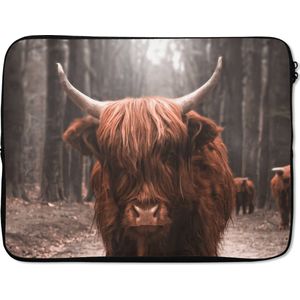 Laptophoes 17 inch - Schotse hooglander - Dier - Close-up - Laptop sleeve - Binnenmaat 42,5x30 cm - Zwarte achterkant