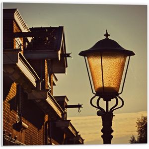 Forex - Lantaarnpaal in een Straat - 50x50cm Foto op Forex