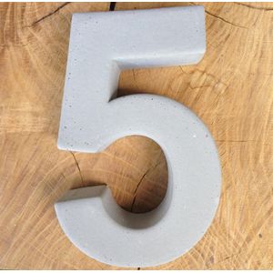 betonnen huisnummer 5, nummer vijf van beton