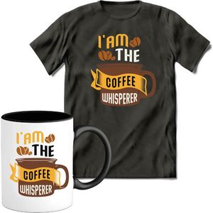 T-Shirtknaller T-Shirt met Koffiemok | I Am The Coffee Whisperer - Koffie Kleding | Heren / Dames Shirt met Mok Cadeau | Kleur grijs | Maat S