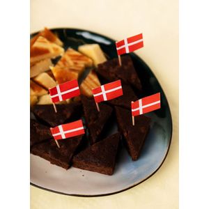 100 x Cocktail prikkers Denemarken vlag 7 cm vlaggetjes decoratie - Wegwerp prikkertjes