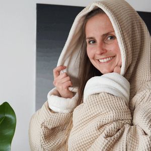 XXL Hoodie Deken met Mouwen - Handmade in Germany - Wafelkatoen en Wellness Fleece - Crèmekleurig Beige - Oversized