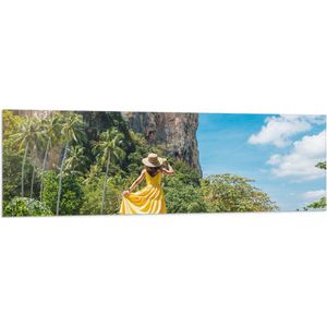 Vlag - Meisje in Gele Jurk in Natuurlandschap met Palmbomen en Rotsen - 150x50 cm Foto op Polyester Vlag