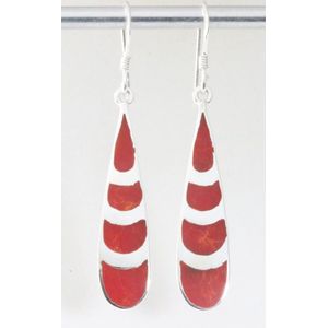 Lange druppelvormige zilveren oorbellen met rode koraal steen