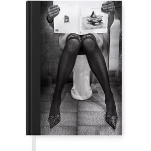 Notitieboek - Schrijfboek - Toilet - Vrouw - Boek - Zwart - Wit - Notitieboekje klein - A5 formaat - Schrijfblok