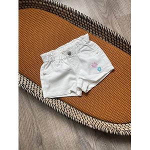 Newness Kids – short met bloemetjes – wit/licht ecru – maat 86