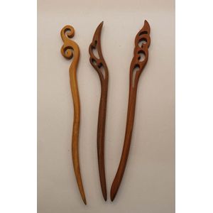 3 Houten haarstokjes beige siermotieven - houten haarstok sier - beige haarstok - haabruin haarstok - beige haarpin - bruine haarpin - haaraccessoires om haar op te steken - haarsieraden - haar opsteken sierlijke haarproducten - haarpinnen hout