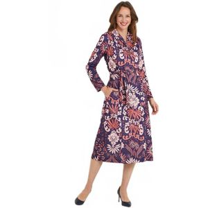 Halflange jurk van satijn met knoopsluiting en op maat gemaakte kraag