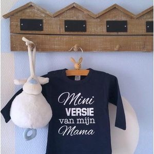 Rompertje baby tekst cadeau eerste moederdag Mini versie van mijn mama | Lange mouw | blauw met wit | maat 74/80