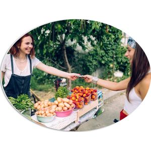 PVC Schuimplaat Ovaal - Vrouw - Groente - Fruit - Verkopen - 56x42 cm Foto op Ovaal (Met Ophangsysteem)