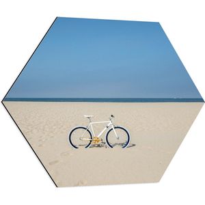 Dibond Hexagon - Witte Mountainbike Fiets geparkeerd op het Strand aan de Kust - 70x60.9 cm Foto op Hexagon (Met Ophangsysteem)