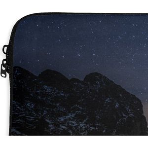Laptophoes 13 inch - Alpen - Sterrenhemel - Tent - Laptop sleeve - Binnenmaat 32x22,5 cm - Zwarte achterkant