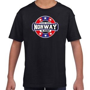 Have fear Norway is here t-shirt met sterren embleem in de kleuren van de Noorse vlag - zwart - kids - Noorwegen supporter / Noors elftal fan shirt / EK / WK / kleding 122/128
