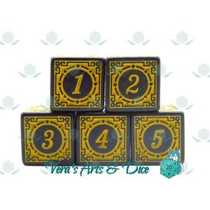 5D6s Ancient Yellow | Polyset Dice | Dobbelstenen - Set Van 5 Stuks - Zwart met Gele Ornamenten en Cijfers | D&D en Rollenspellen | Plastic Dobbelstenen Set voor Dungeons and Dragons | Dice Set | Zwarte Velvet Dice Bag