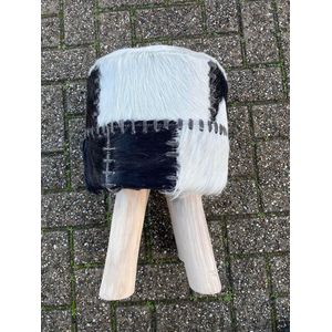 Geitenhuiden krukje, poef zwart/wit geitenhuid met 4 teak houten poten Ø 30x45 cm