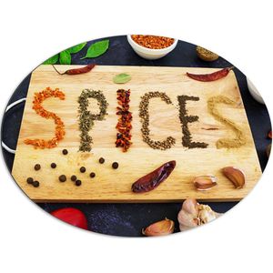 Dibond Ovaal - Spices Geschreven met Specerijen op een Snijplank - 96x72 cm Foto op Ovaal (Met Ophangsysteem)