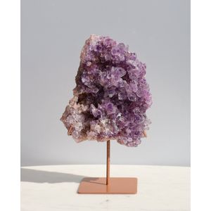 Unique Gemstones - Roze Amethist op standaard - Edelstenen en mineralen - Kristallen - Spiritualiteit - Woondecoratie