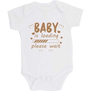 100% katoenen Romper bedrukt met grappige tekst Kado Cadeau Kraamkado Kraamcadeau ""Baby is loading"" 2.0 Unisex Katoen Wit/cappuccino Maat 68/74