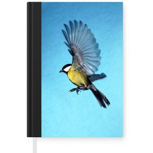 Notitieboek - Schrijfboek - Een koolmees tegen een blauwe achtergrond - Notitieboekje klein - A5 formaat - Schrijfblok