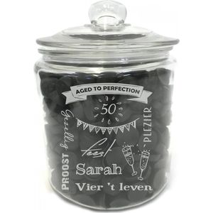 Snoeppot/voorraadpot met tekst gravure: SARAH. Zonder drop. Cadeau-50 jaar-sarah. De snoeppot/voorraadpot is gemaakt van dik sterk glas. Het formaat is 21cm incl. deksel, 13,5cm doorsnede, inhoud 2 liter.