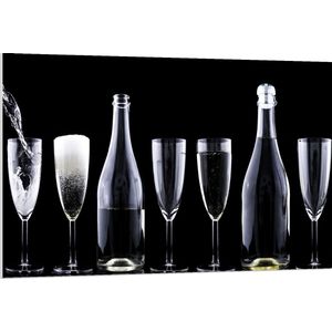 Forex - Champagne Glazen en Flessen op Zwarte Achtergrond  - 120x80cm Foto op Forex