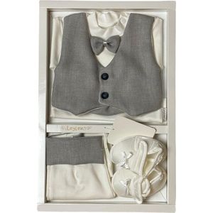 4-delige Babygeschenksetje met vest, romper, broek en schoentjes in de kleur grijs en in de maat 0 tot en met 3 maanden jaar oud