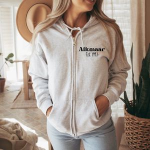 Vest Unisex-met plaatsnaam en geboortejaar-Vest Alkmaar-Lichtgrijs-Maat S