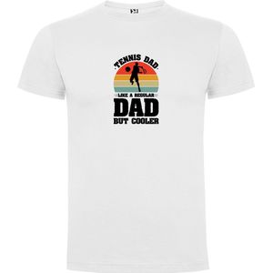 Wit T-Shirt met Kleurrijke print “ Tennis Dad is like a regular Dad but Cooler – Tennis vaders zijn Cooler – Sport – Tennis “ Print Full Color Maat 2XL