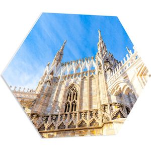 PVC Schuimplaat Hexagon - Onderaanzicht van Kathedraal van Milana onder Sluierbewolking, Italië - 80x69.6 cm Foto op Hexagon (Met Ophangsysteem)