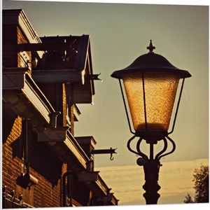 Forex - Lantaarnpaal in een Straat - 80x80cm Foto op Forex