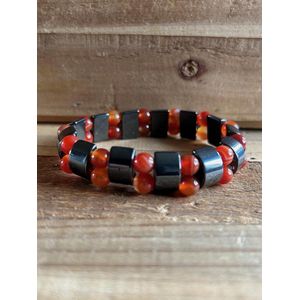 Armband van hematiet natuursteen afgewisseld met een kraal van rode tijgeroog (19 cm)