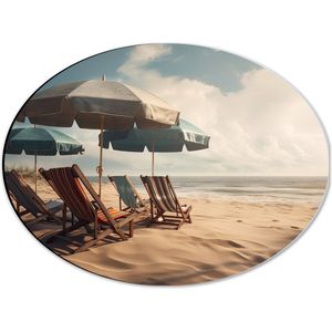 Dibond Ovaal - Strandstoelen en Parasols op het Strand op Bewolkte Dag - 40x30 cm Foto op Ovaal (Met Ophangsysteem)